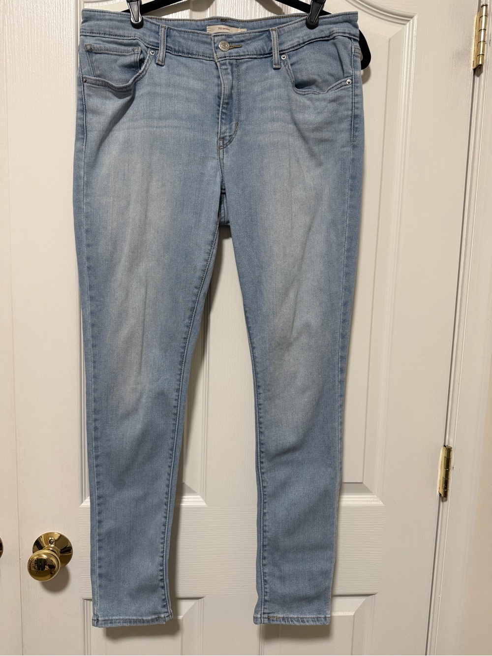 Levi's 711 Skinny Jeans Women’s
Size 32